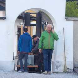 neue Bänke für den Friedhof 