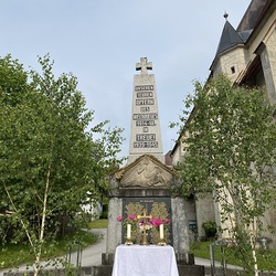 Altar vor der Kirche beim Kriegerdenkmal